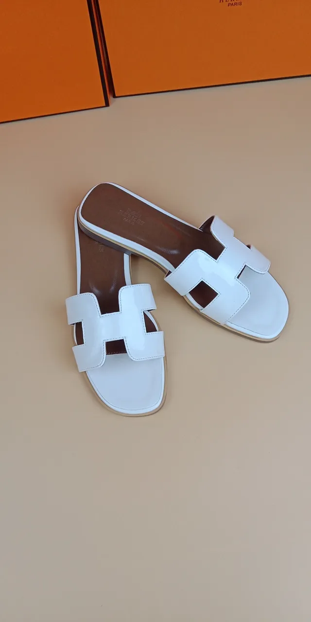 Hermès Oran Slide सफेद पेटेंट लेदर स्लिपर्स 3
