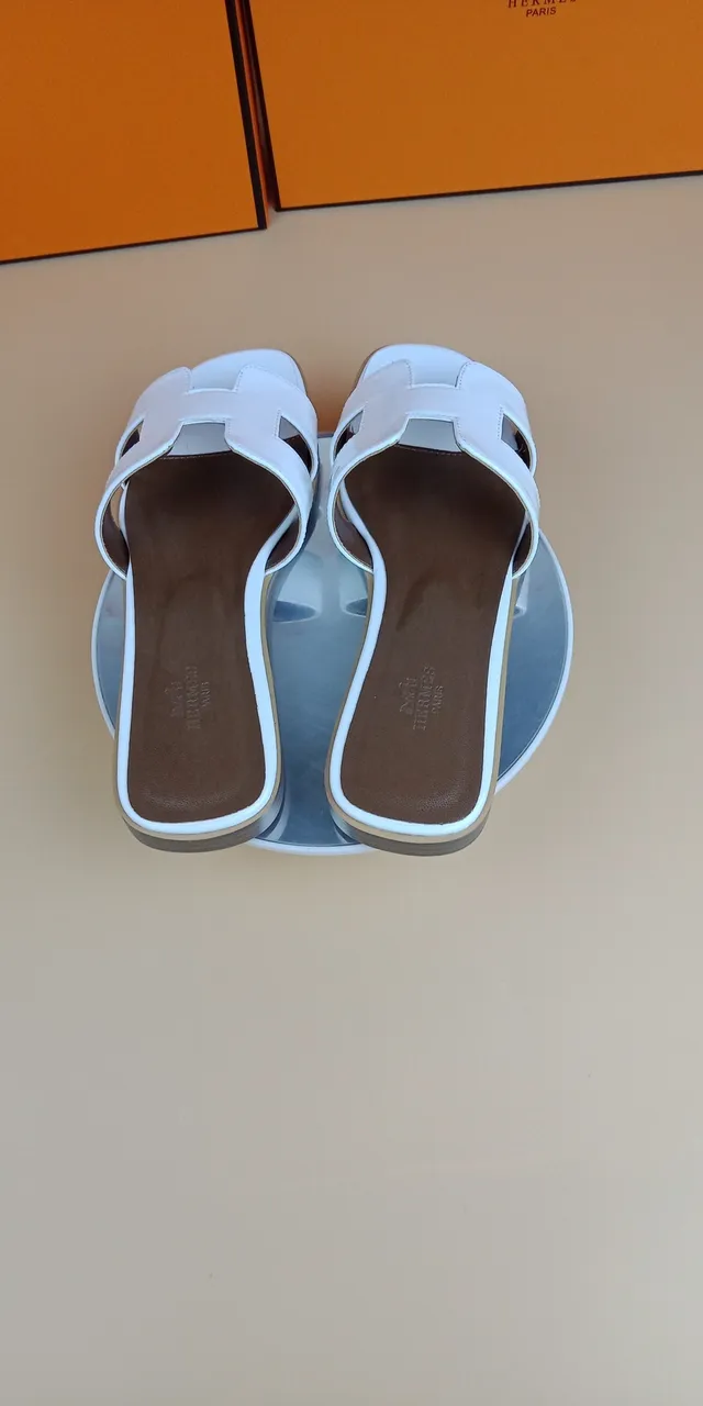 Hermès Oran Slide सफेद पेटेंट लेदर स्लिपर्स 4