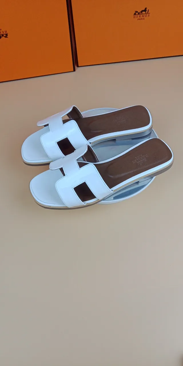 Hermès Oran Slide सफेद पेटेंट लेदर स्लिपर्स 5