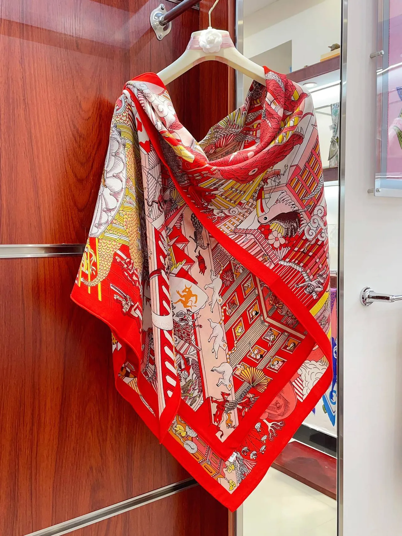 Hermès Rouge Multicolore Imprimé Motif Narratif Tissage Herringbone Châle en Soie 8