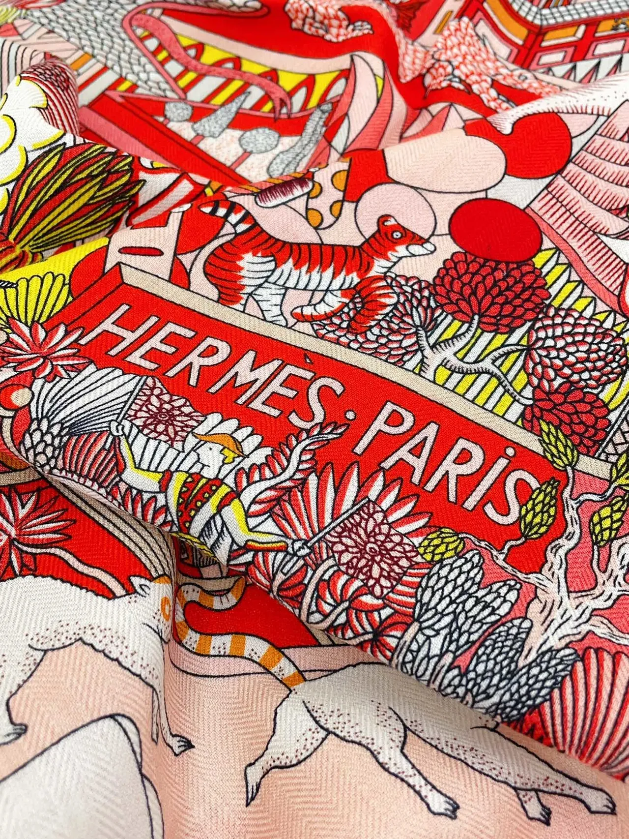 Hermès Rouge Multicolore Imprimé Motif Narratif Tissage Herringbone Châle en Soie 9