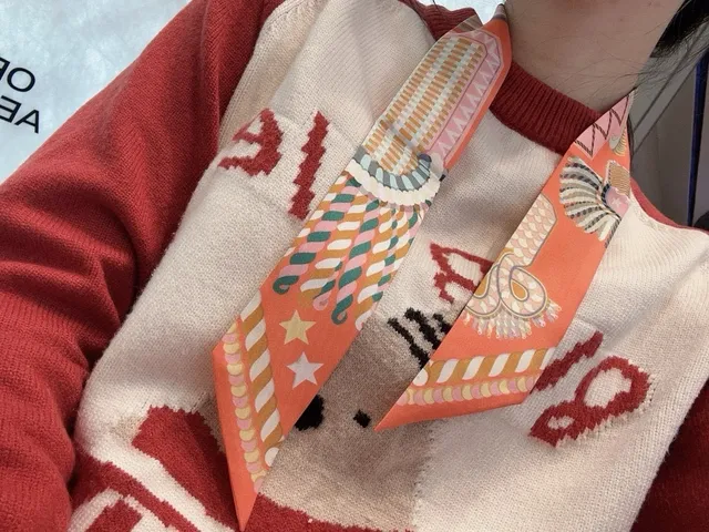 Hermès Twilly Orange Star 和图案丝巾 2