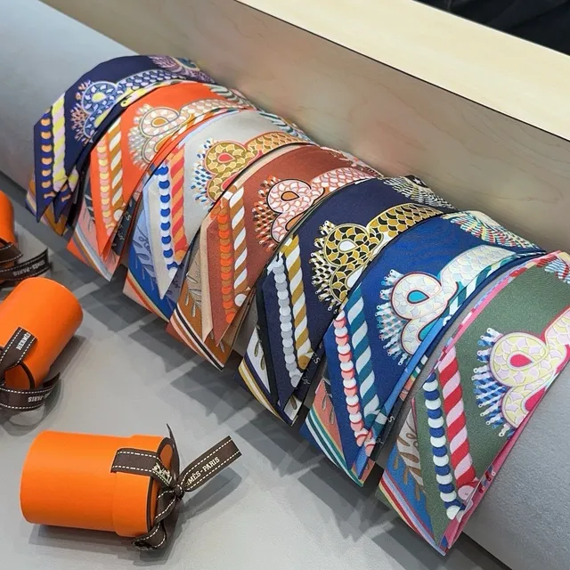 Hermès Twilly Orange Star 和图案丝巾 5