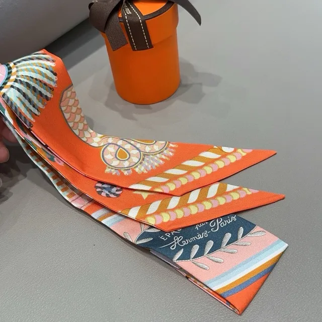 Hermès Twilly Orange Star 和图案丝巾 6