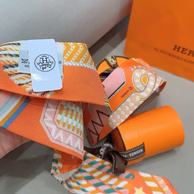 Hermès Twilly Orange Star 和图案丝巾 8