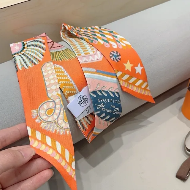 Hermès Twilly Orange Star 和图案丝巾 9
