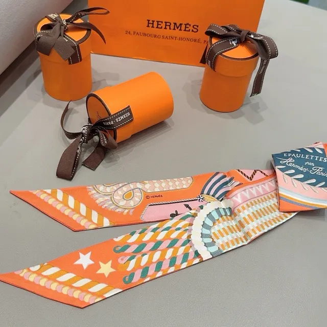 Hermès Twilly Orange Star 和图案丝巾 3