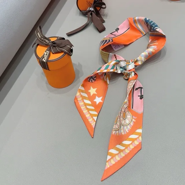 Hermès Twilly Orange Star 和图案丝巾 4