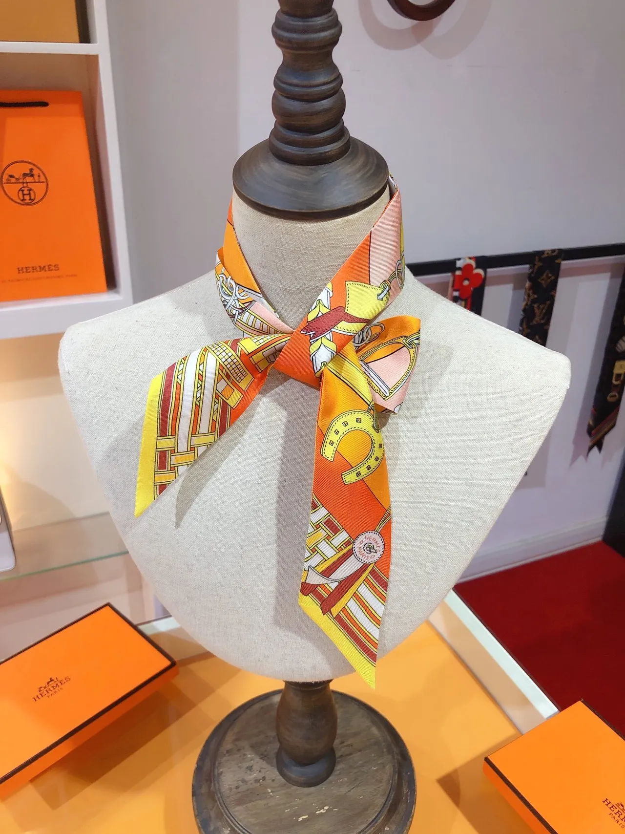 Hermès Twilly Orange Jaune Extrémités Coniques Motif Équestre Estampado Écharpe de Soie 2