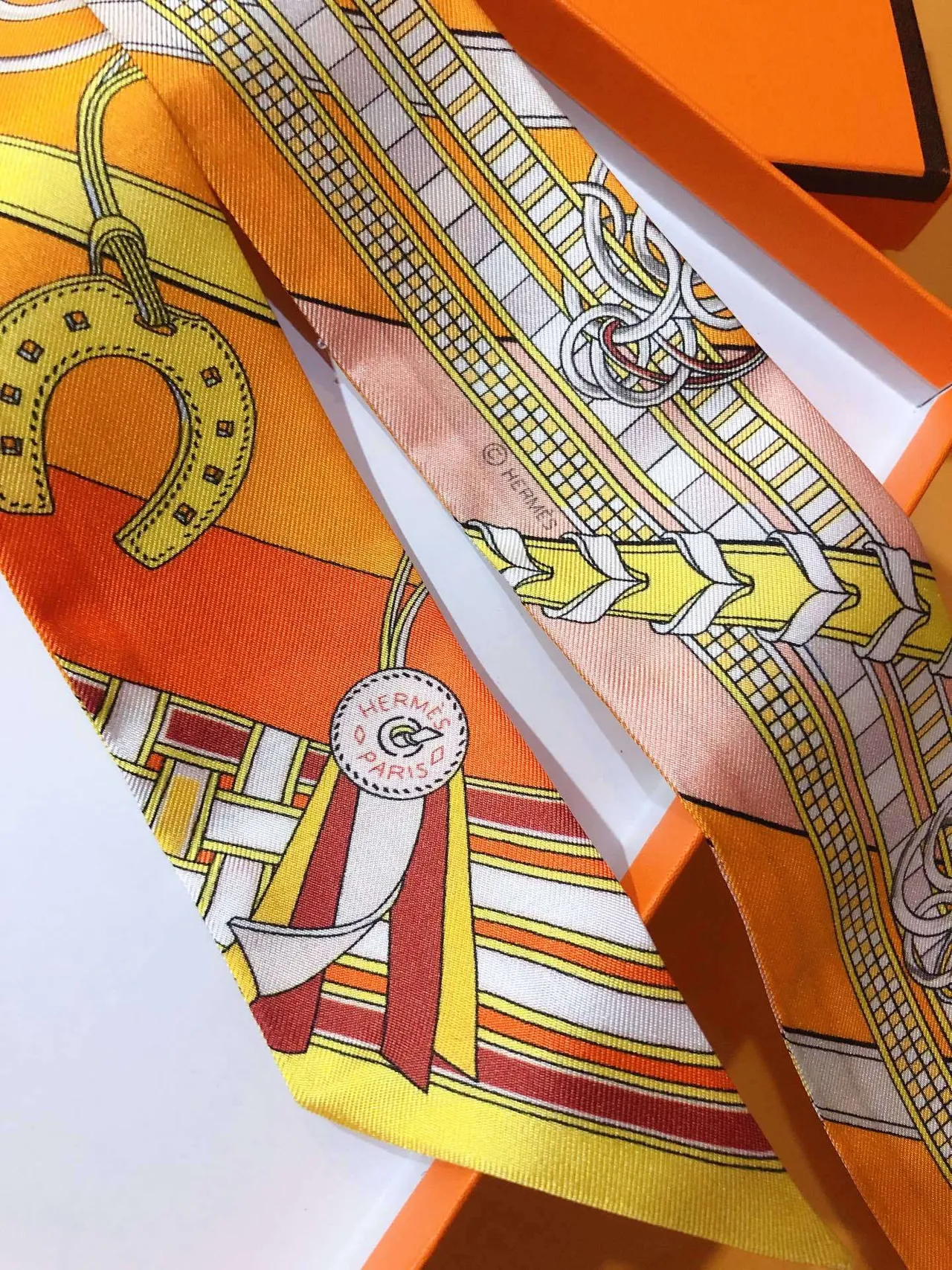 Hermès Twilly Orange Jaune Extrémités Coniques Motif Équestre Estampado Écharpe de Soie 7