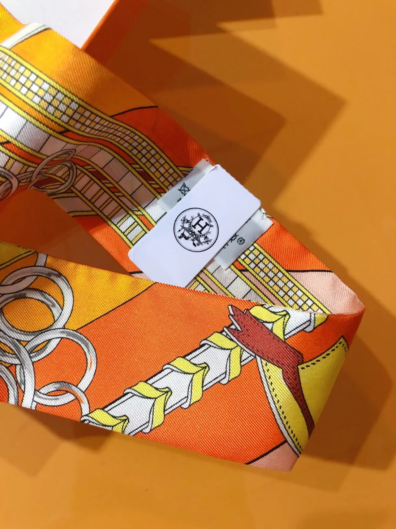 Hermès Twilly Orange Jaune Extrémités Coniques Motif Équestre Estampado Écharpe de Soie 8