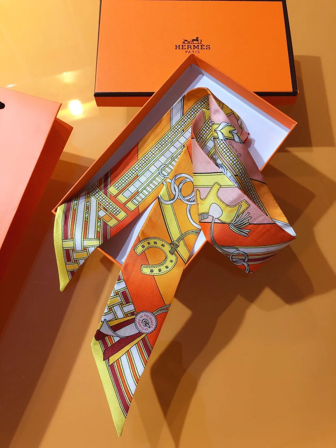 Hermès Twilly Orange Jaune Extrémités Coniques Motif Équestre Estampado Écharpe de Soie 3