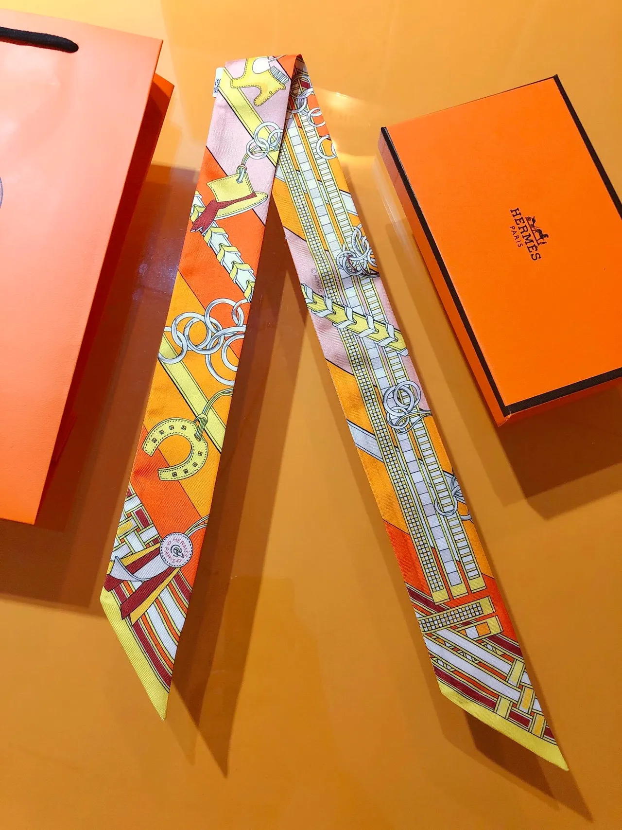 Hermès Twilly Orange Jaune Extrémités Coniques Motif Équestre Estampado Écharpe de Soie 9
