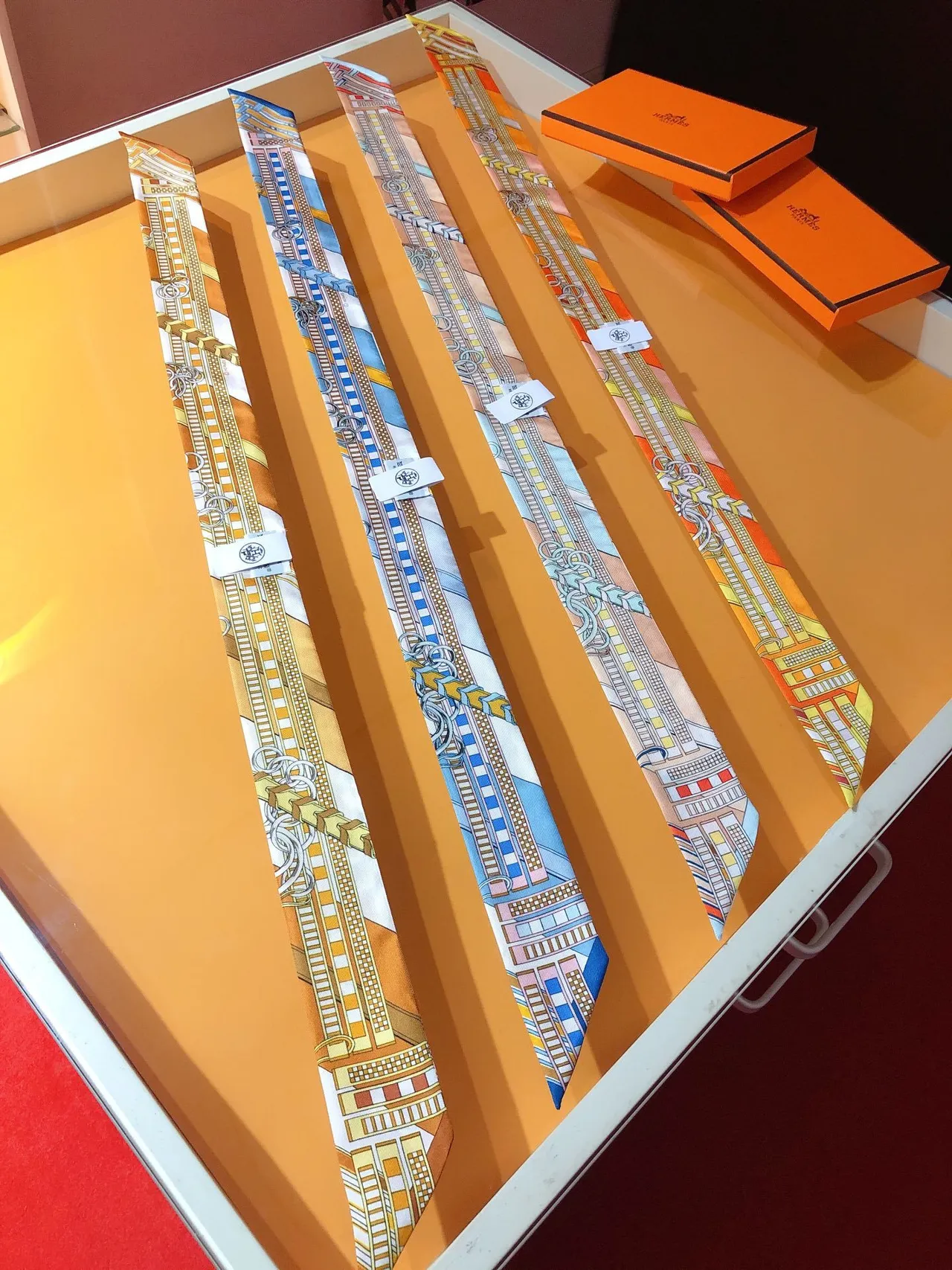Hermès Twilly Orange Jaune Extrémités Coniques Motif Équestre Estampado Écharpe de Soie 4