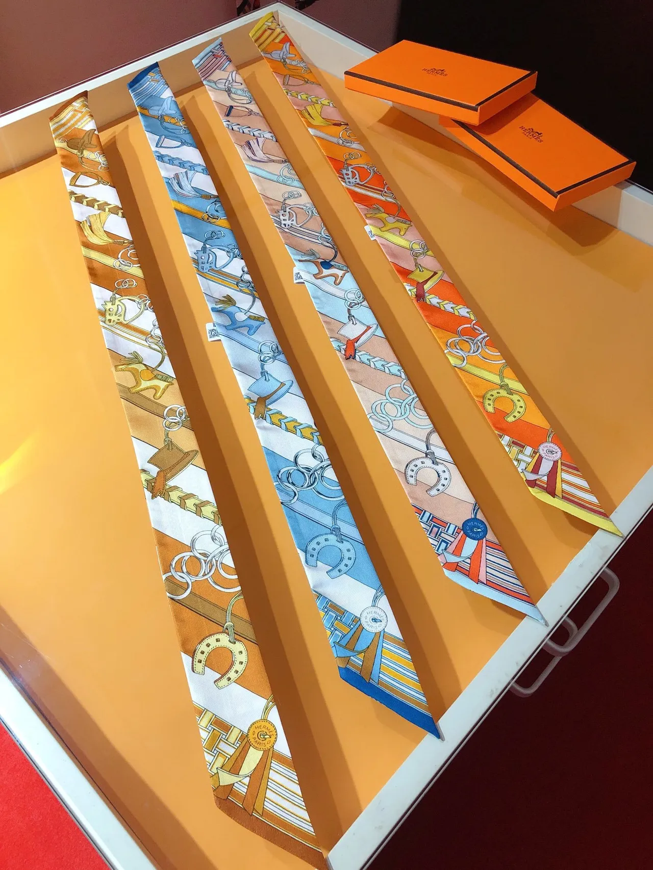Hermès Twilly Orange Jaune Extrémités Coniques Motif Équestre Estampado Écharpe de Soie 5