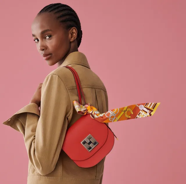 Hermès Twilly Orange Jaune Extrémités Coniques Motif Équestre Estampado Écharpe de Soie 6