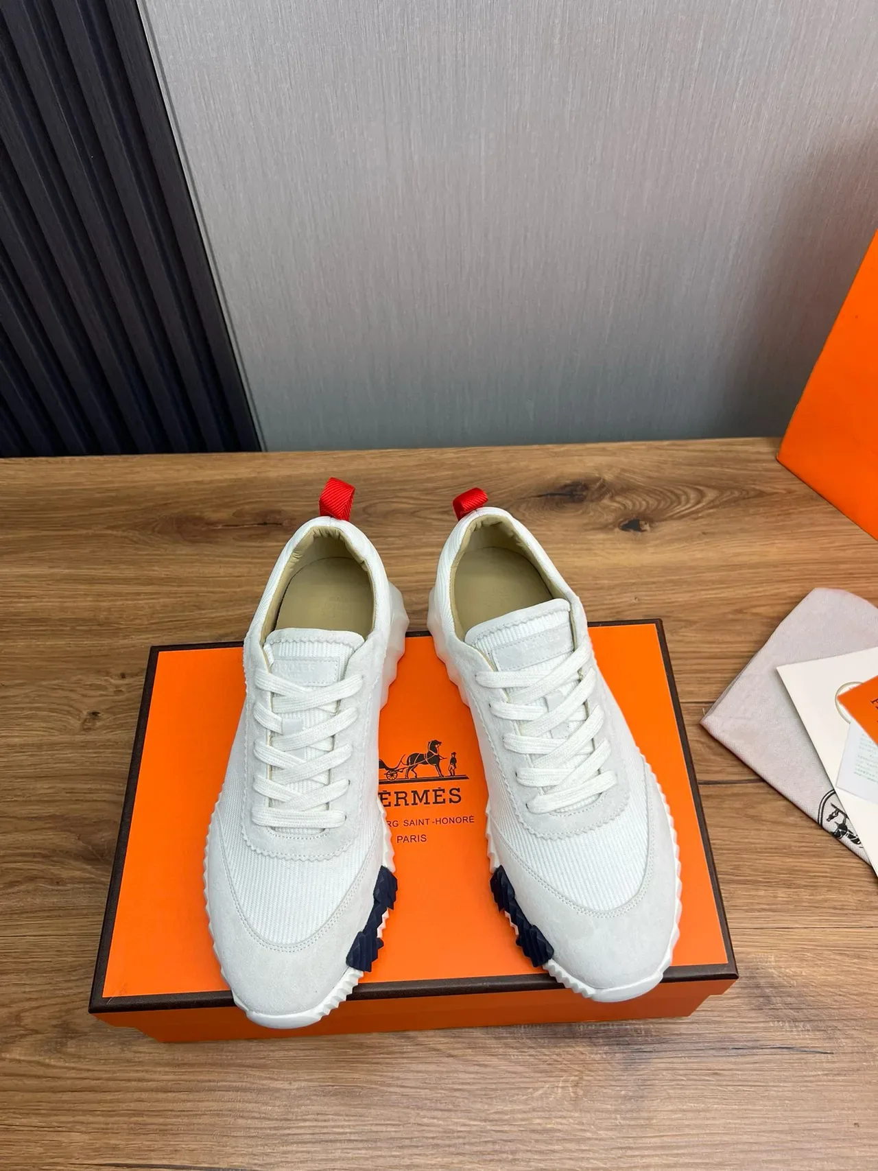 Hermès Sneakers Lifestyle blanc rouge avec upper Knit-Suede hybride, semelle sculptée à nervures 2