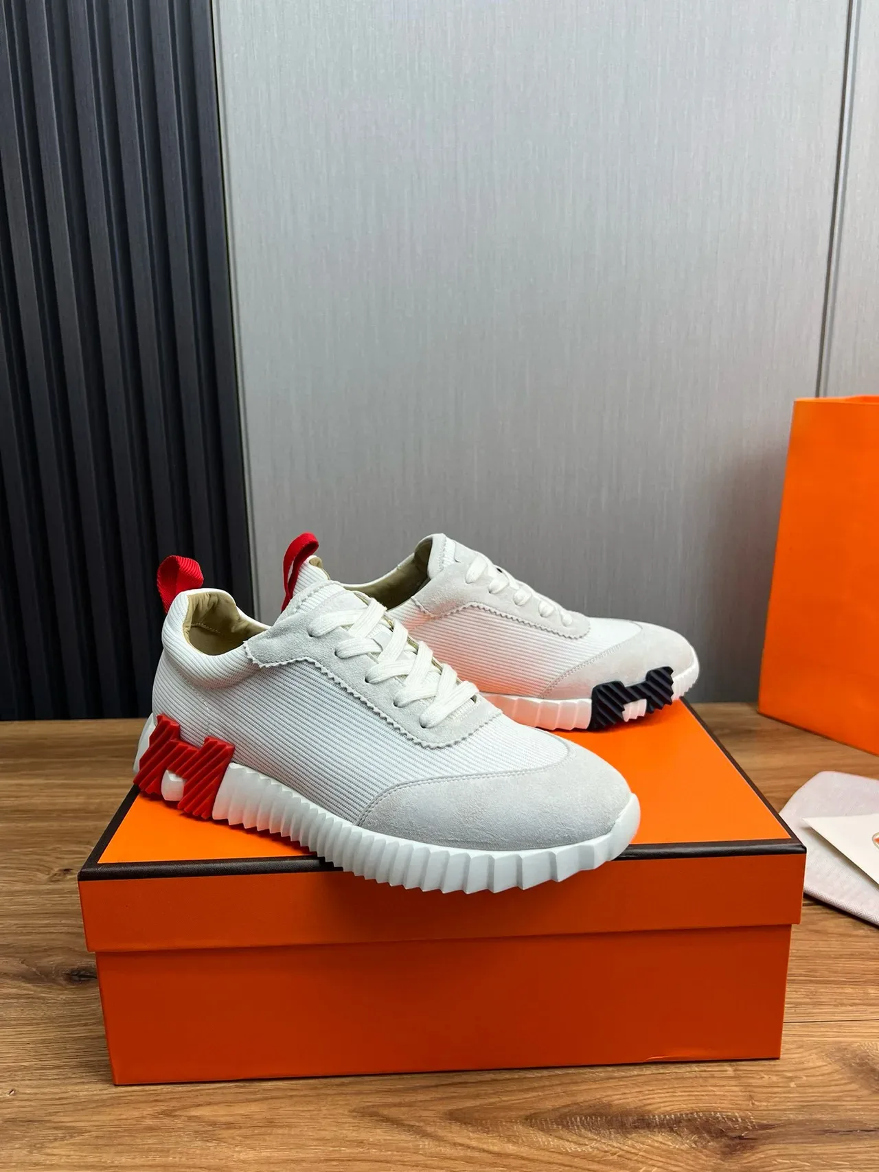 Hermès Sneakers Lifestyle blanc rouge avec upper Knit-Suede hybride, semelle sculptée à nervures 3