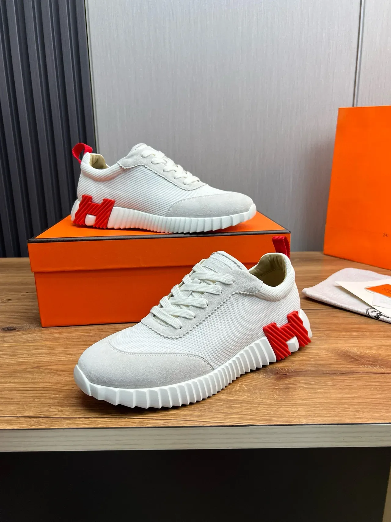 Hermès Sneakers Lifestyle blanc rouge avec upper Knit-Suede hybride, semelle sculptée à nervures 4