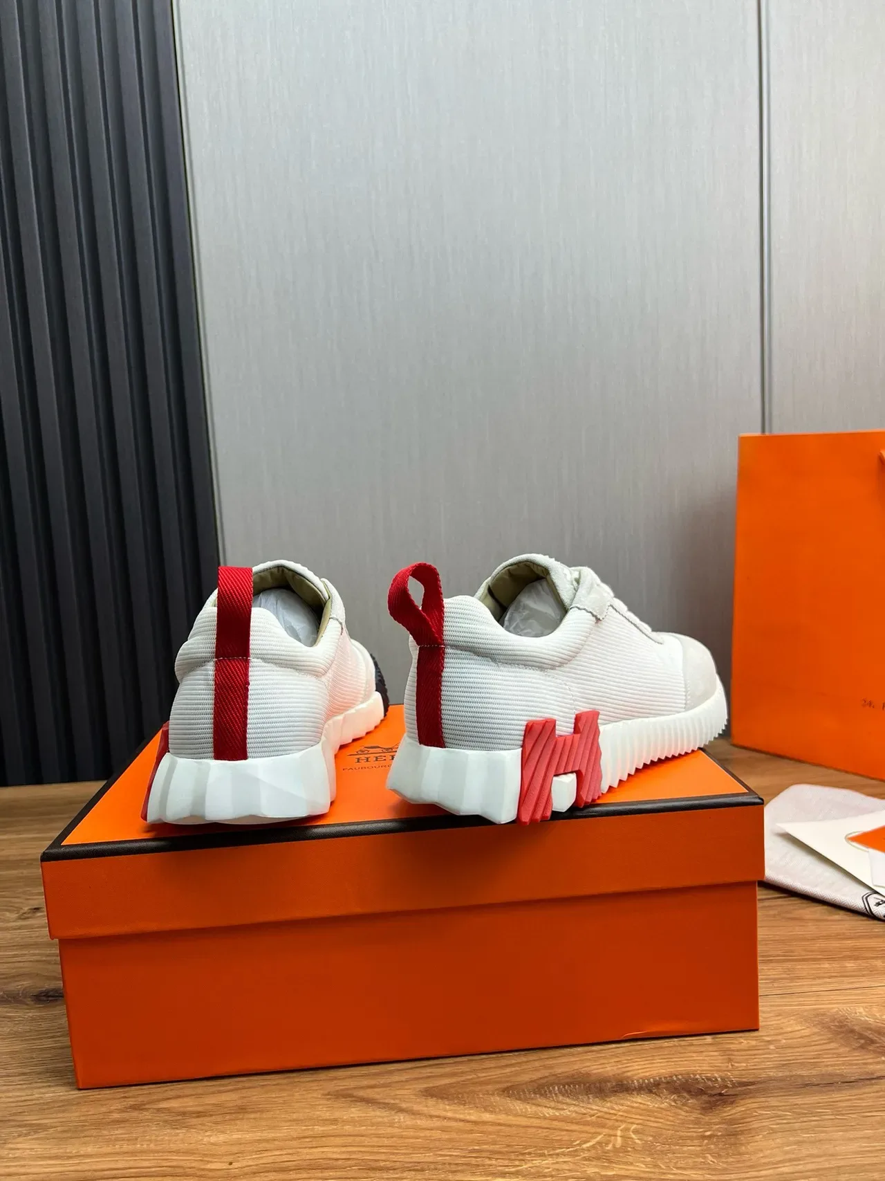 Hermès Sneakers Lifestyle blanc rouge avec upper Knit-Suede hybride, semelle sculptée à nervures 5