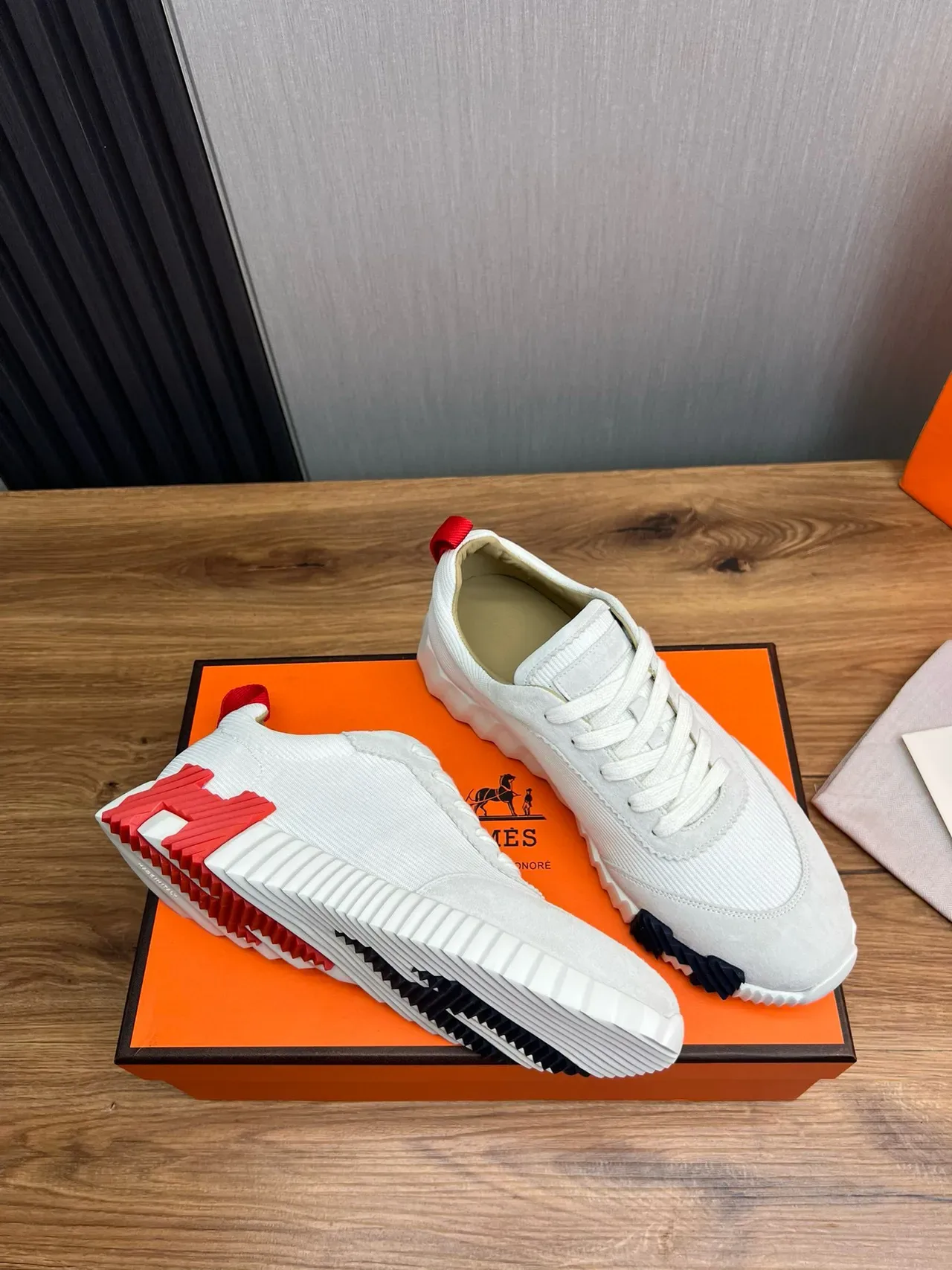 Hermès Sneakers Lifestyle blanc rouge avec upper Knit-Suede hybride, semelle sculptée à nervures 6