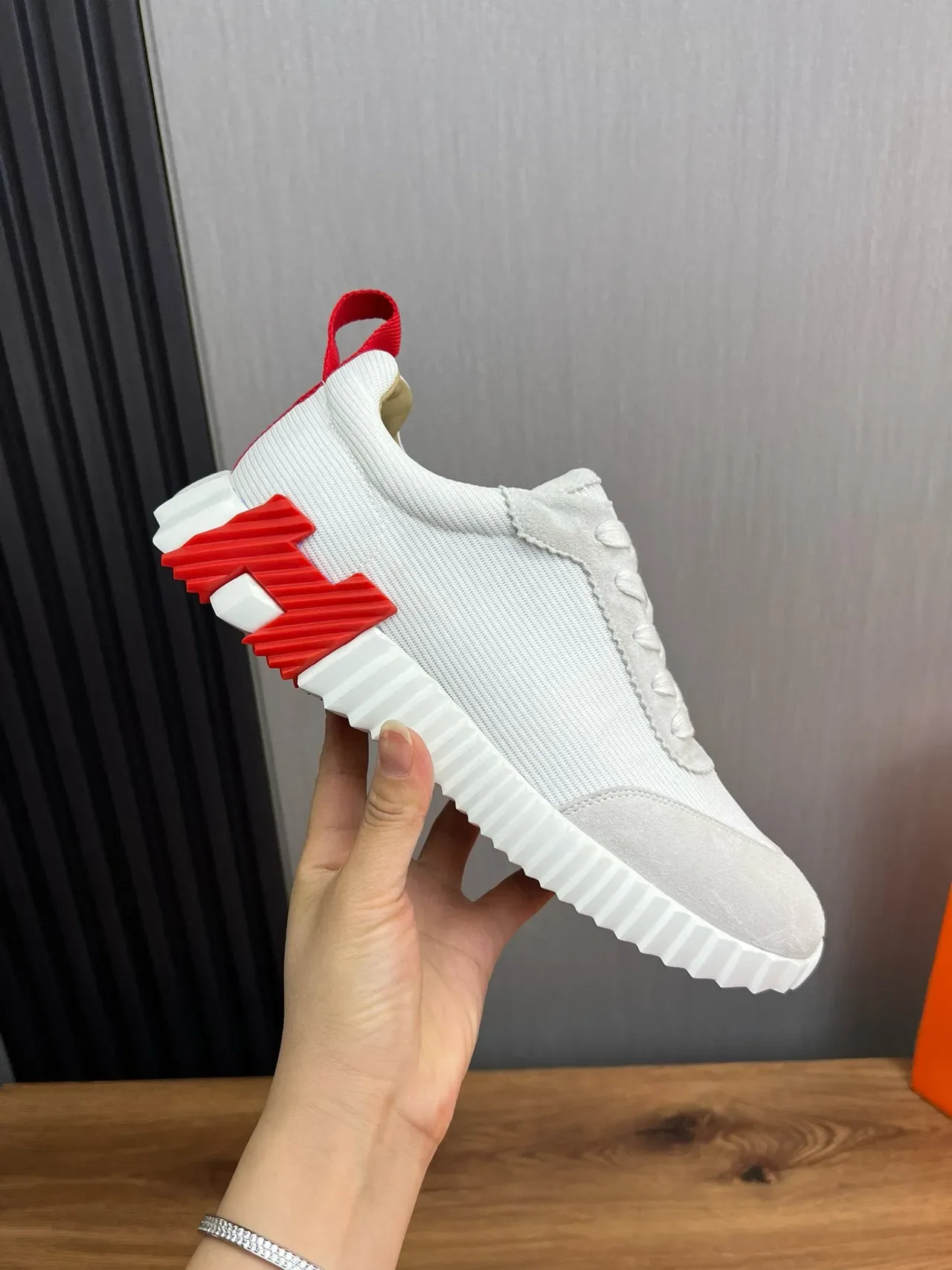 Hermès Sneakers Lifestyle blanc rouge avec upper Knit-Suede hybride, semelle sculptée à nervures 7
