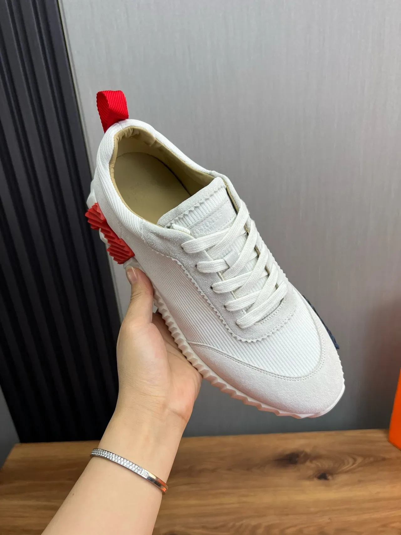 Hermès Sneakers Lifestyle blanc rouge avec upper Knit-Suede hybride, semelle sculptée à nervures 8
