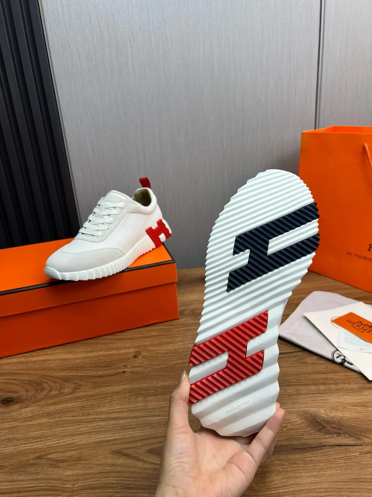 Hermès Sneakers Lifestyle blanc rouge avec upper Knit-Suede hybride, semelle sculptée à nervures 9