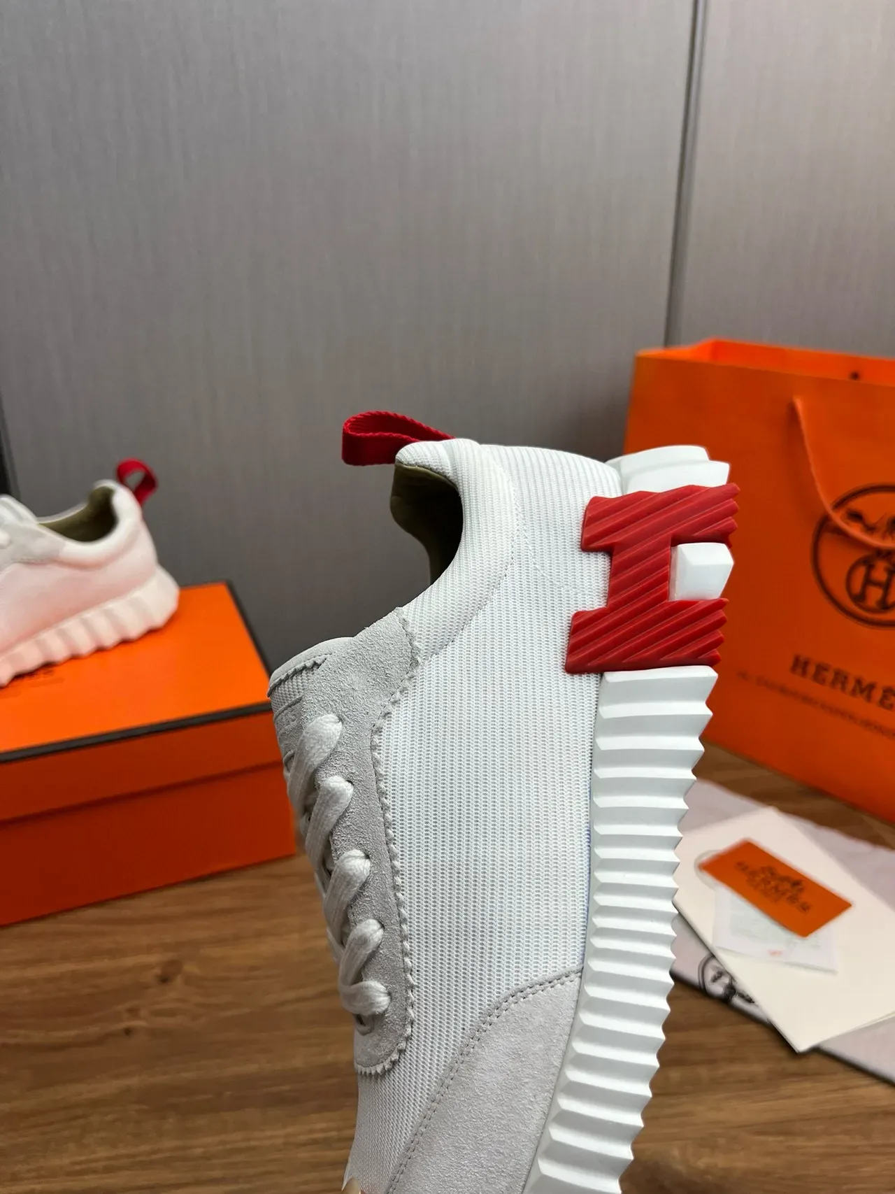 Hermès Sneakers Lifestyle blanc rouge avec upper Knit-Suede hybride, semelle sculptée à nervures 10
