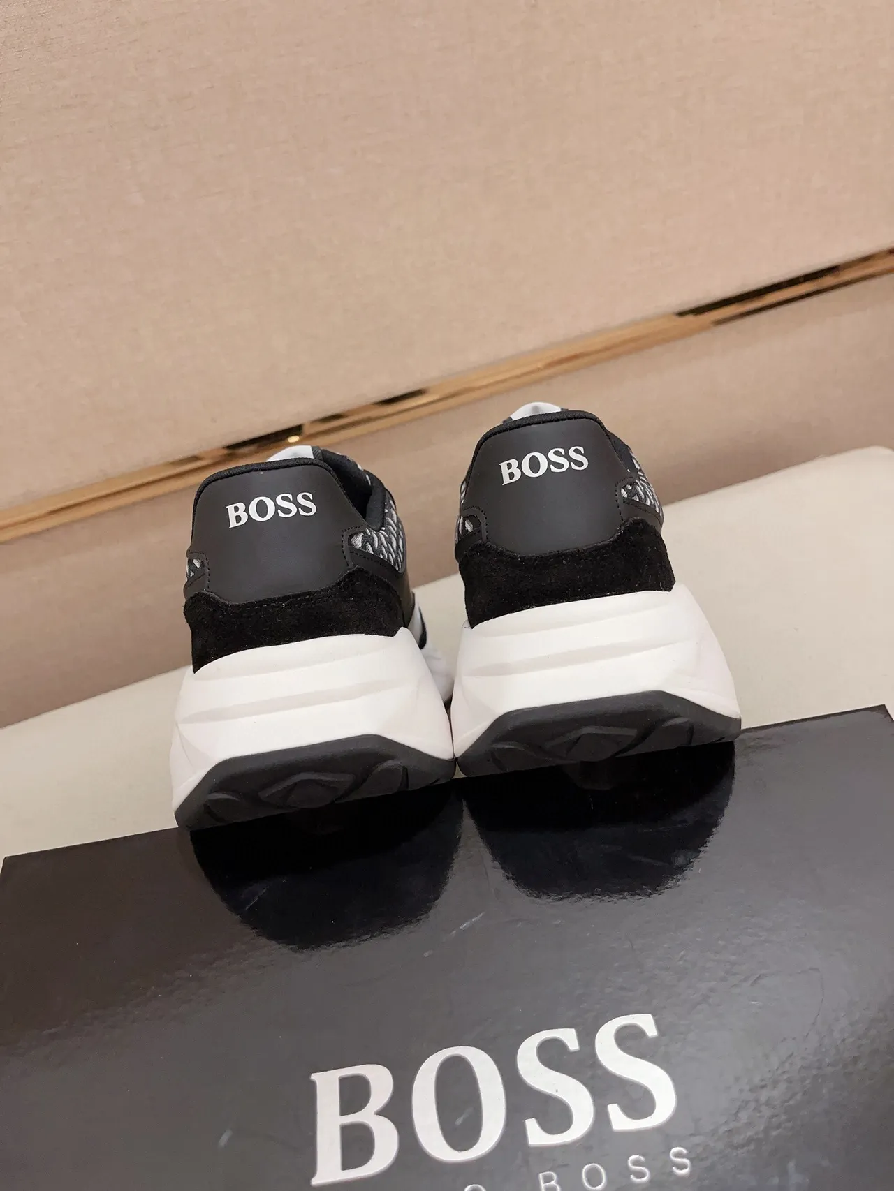 Hugo Boss Chaussures Noir Blanc Semelle Sculptée Partie Supérieure en Matériau Mixte Chunky Sneakers 2