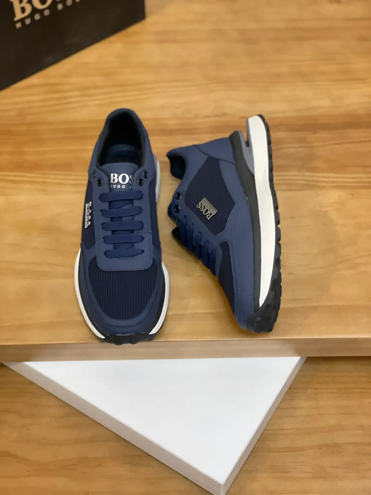 Hugo Boss رمادي أبيض طبقة من الجلد الصناعي والشبكة في الأعلى لوحة الشعار المعدنية أحذية رياضية أسلوب حياة 2