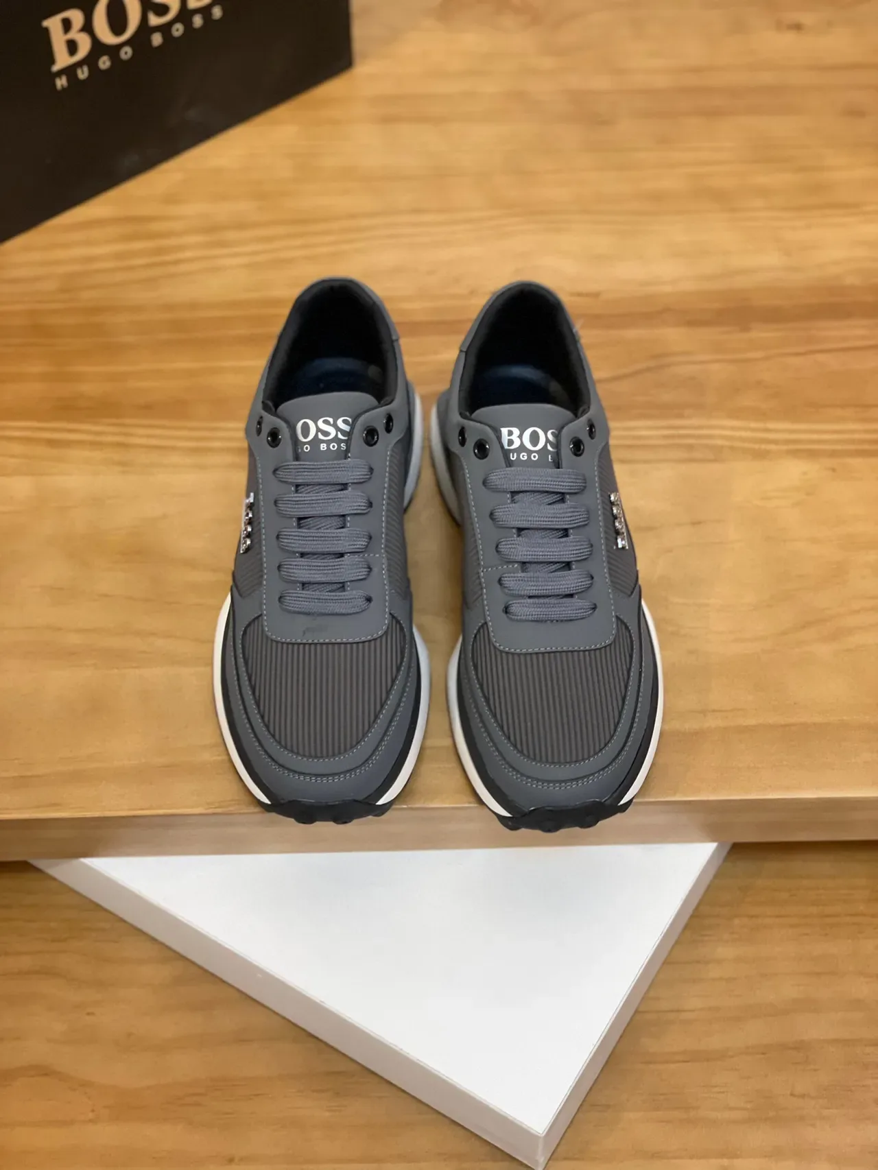 Hugo Boss رمادي أبيض طبقة من الجلد الصناعي والشبكة في الأعلى لوحة الشعار المعدنية أحذية رياضية أسلوب حياة 3