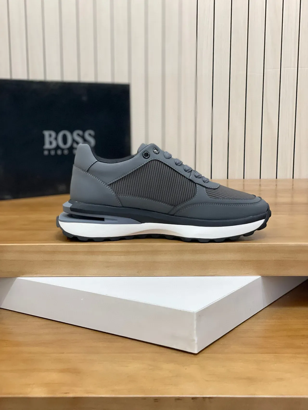 Hugo Boss رمادي أبيض طبقة من الجلد الصناعي والشبكة في الأعلى لوحة الشعار المعدنية أحذية رياضية أسلوب حياة 6