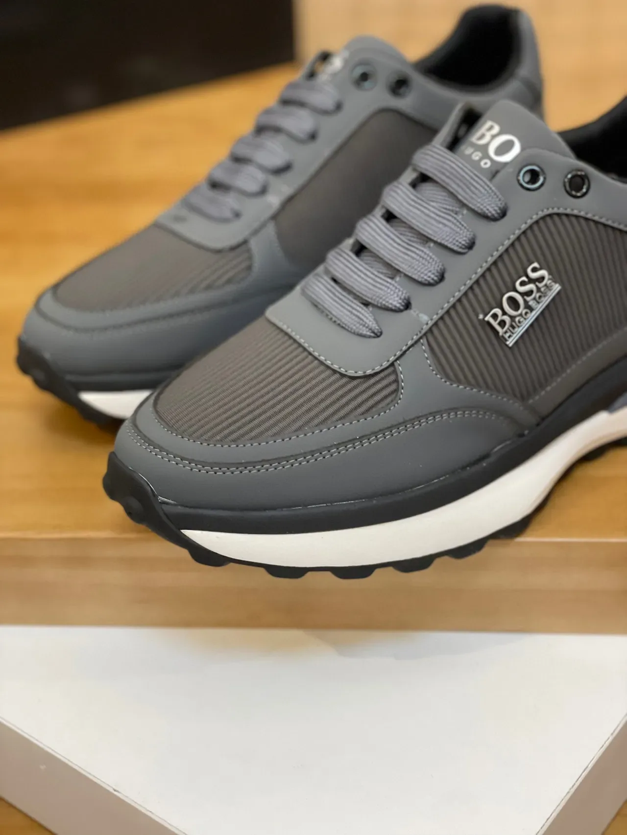 Hugo Boss رمادي أبيض طبقة من الجلد الصناعي والشبكة في الأعلى لوحة الشعار المعدنية أحذية رياضية أسلوب حياة 7