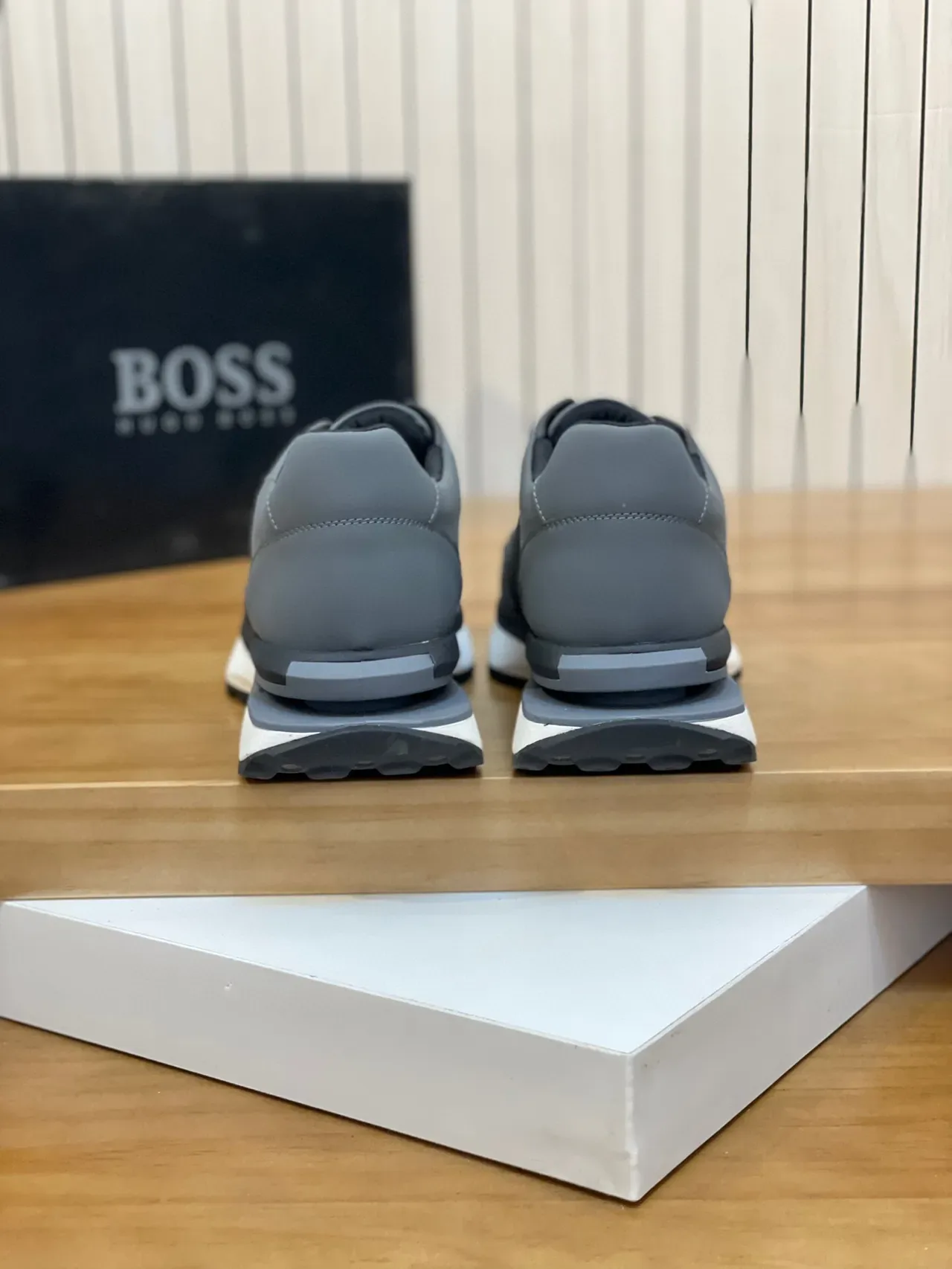 Hugo Boss رمادي أبيض طبقة من الجلد الصناعي والشبكة في الأعلى لوحة الشعار المعدنية أحذية رياضية أسلوب حياة 8
