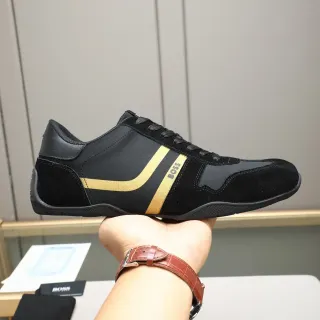 Hugo Boss Lifestyle Sneaker Preto e dourado camurça e sintético superior riscas diagonais sneakers lifestyle