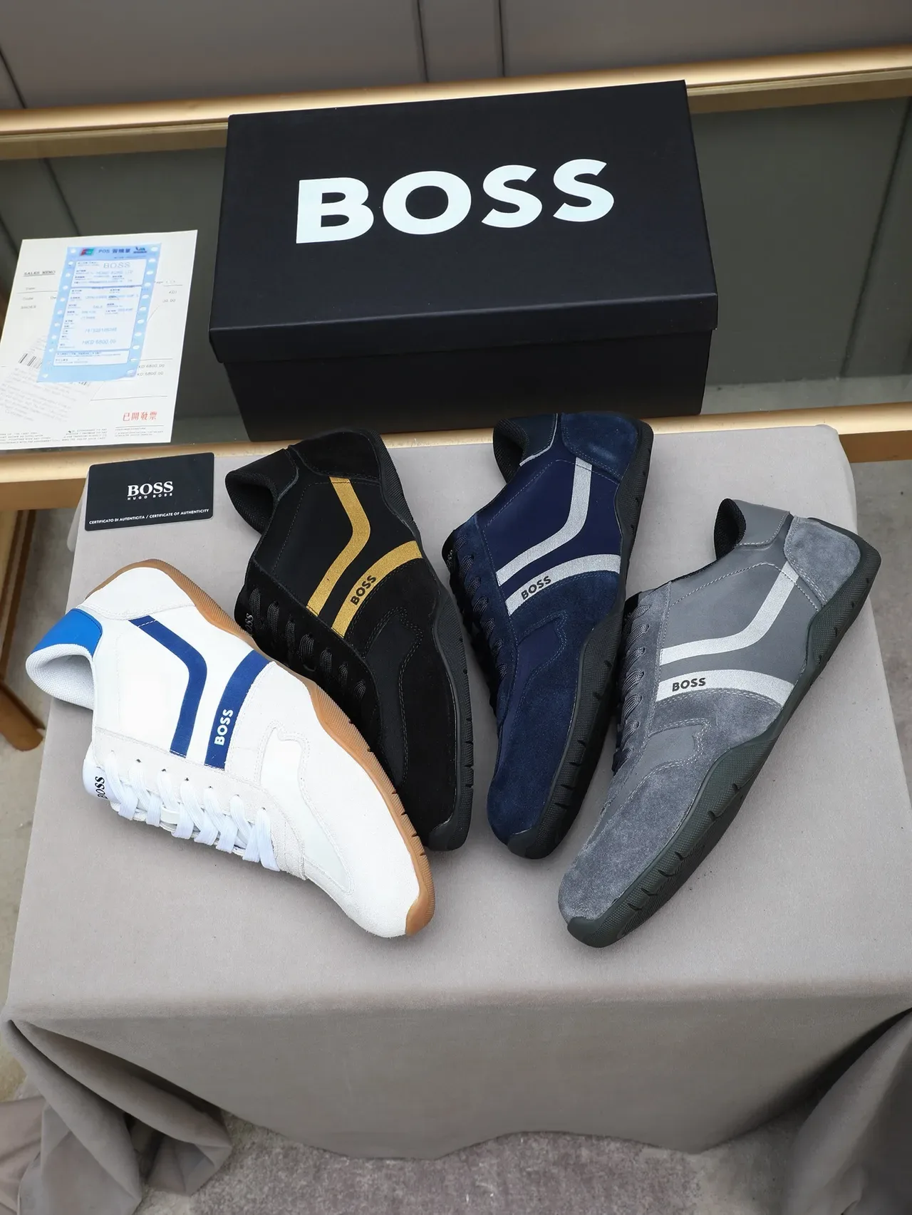 Hugo Boss Lifestyle Sneaker Preto e dourado camurça e sintético superior riscas diagonais sneakers lifestyle 2