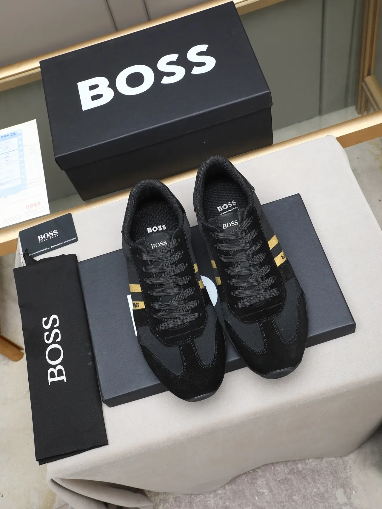 Hugo Boss Lifestyle Sneaker Preto e dourado camurça e sintético superior riscas diagonais sneakers lifestyle 3