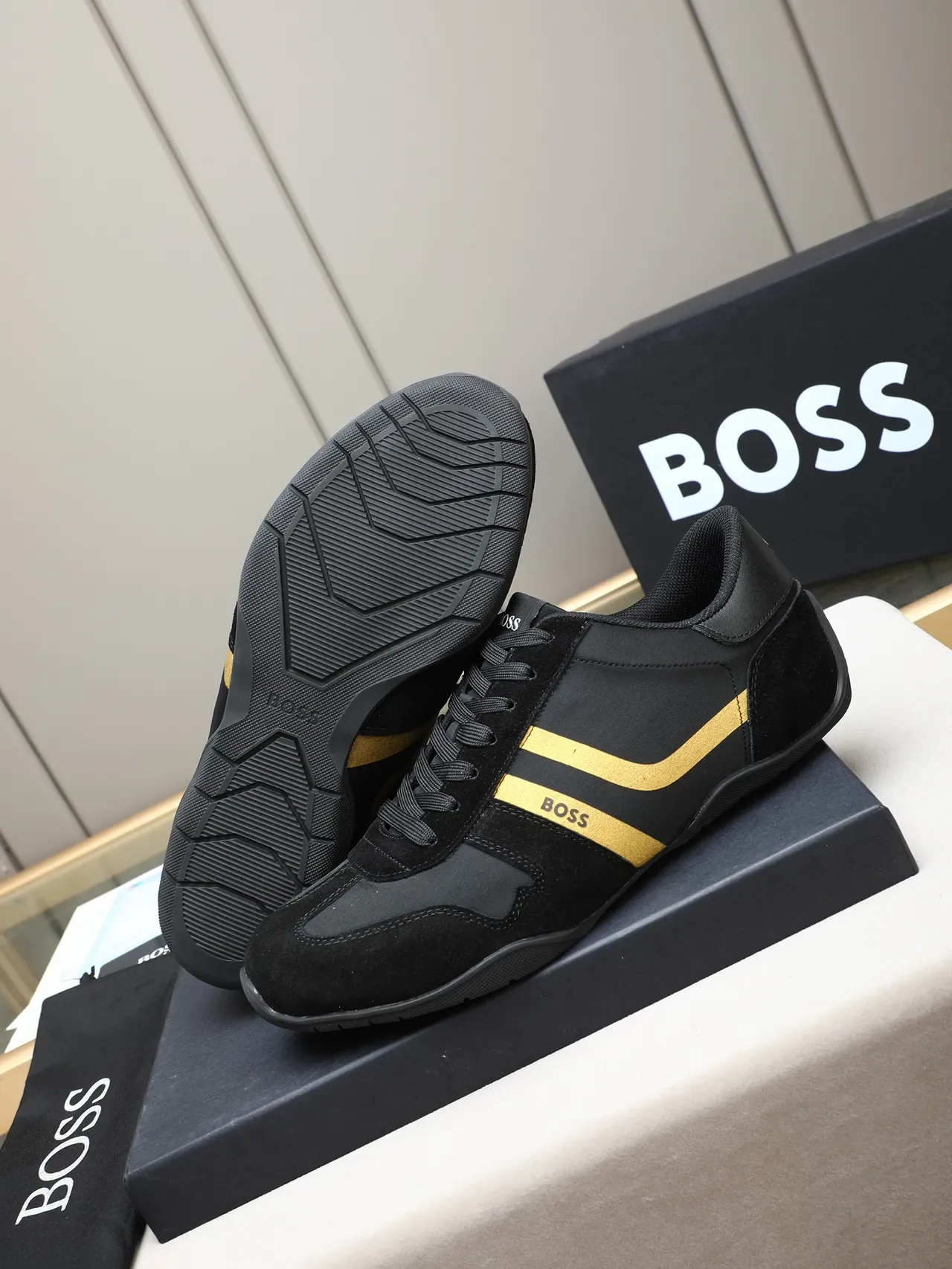 Hugo Boss Lifestyle Sneaker Preto e dourado camurça e sintético superior riscas diagonais sneakers lifestyle 4