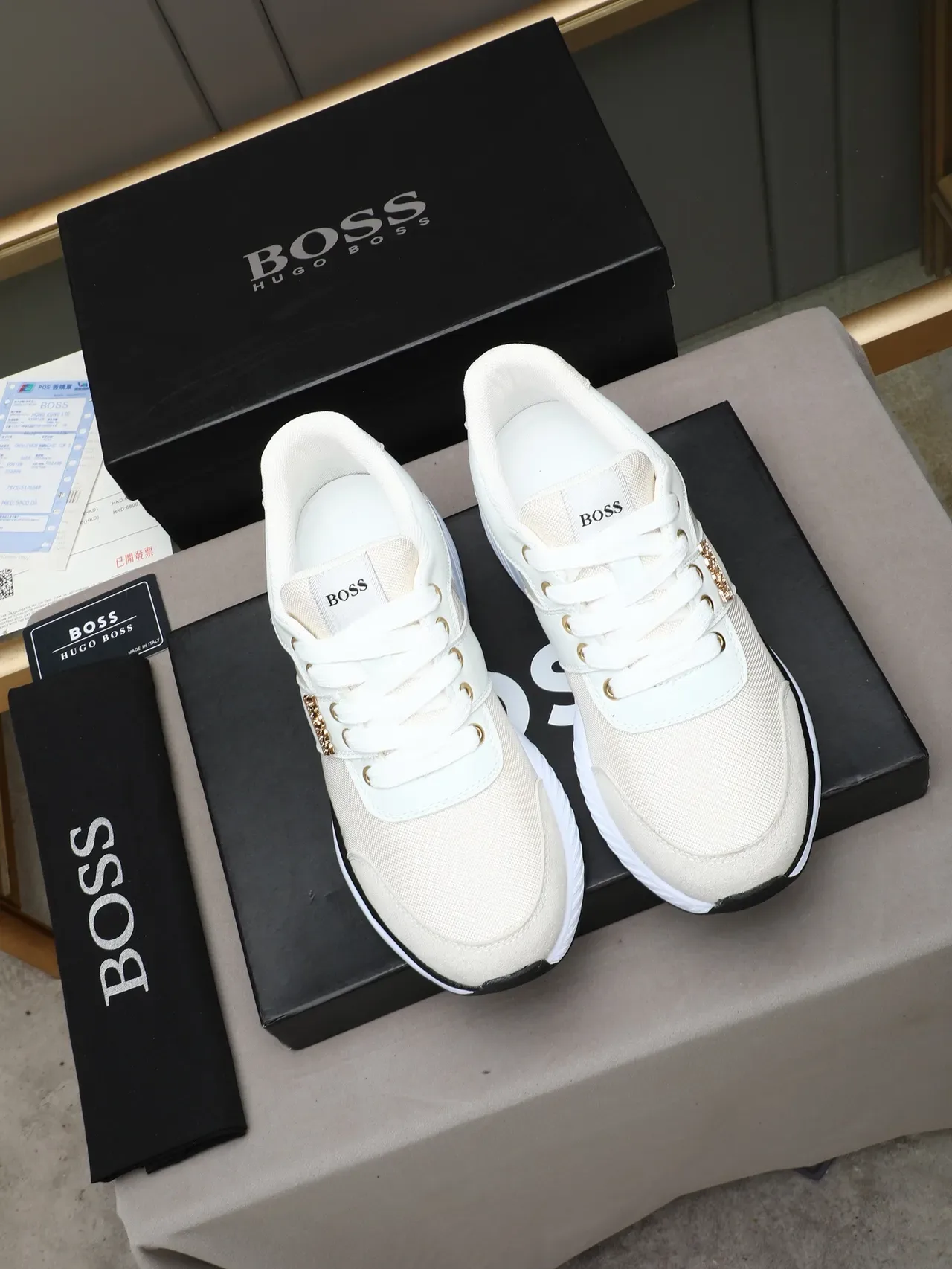 Hugo Boss Blanc Beige Tige En Maille Et Daim En Couches Œillets Métalliques Dorés Chaussures Lifestyle 2