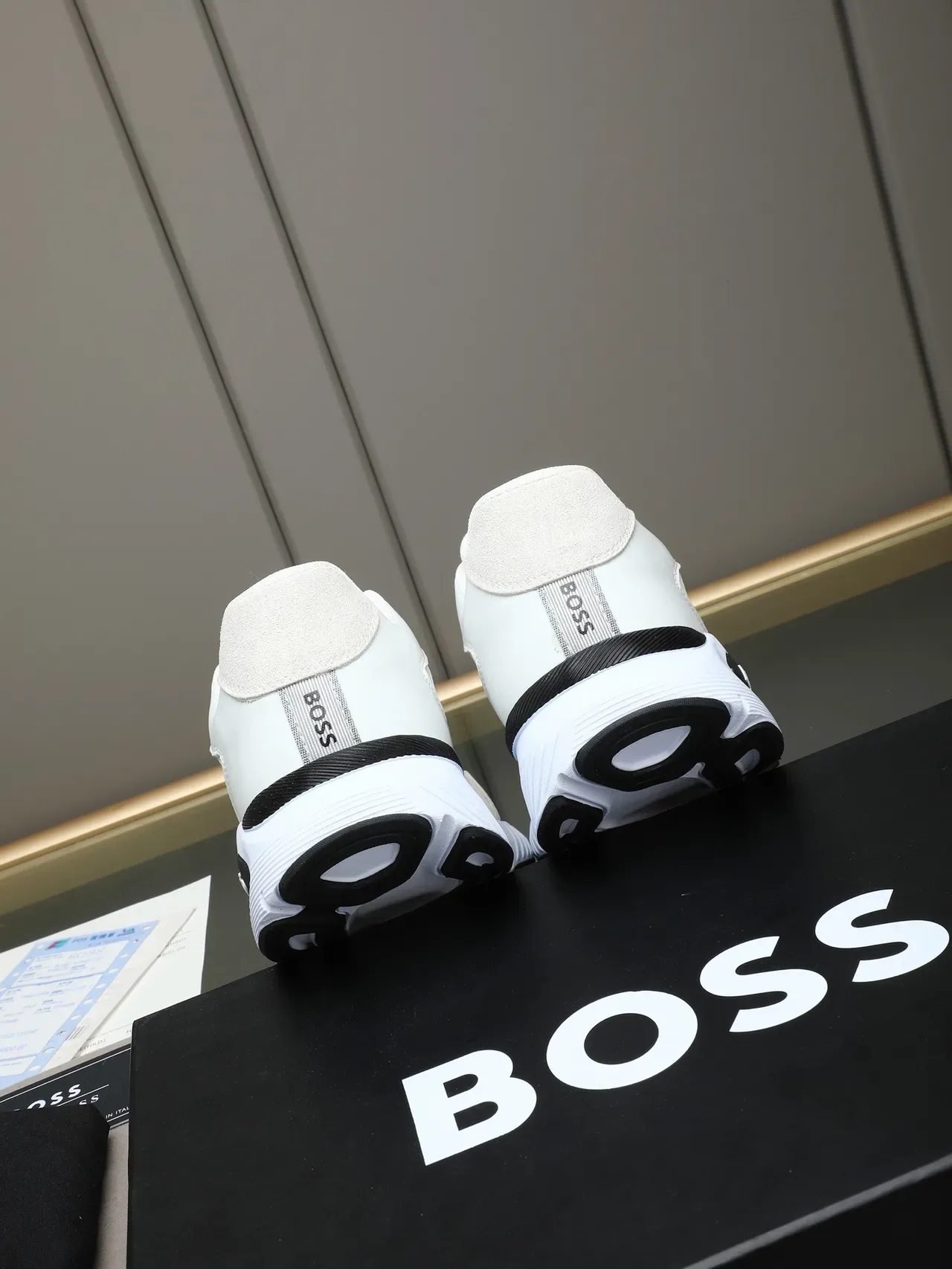 Hugo Boss Blanc Beige Tige En Maille Et Daim En Couches Œillets Métalliques Dorés Chaussures Lifestyle 3