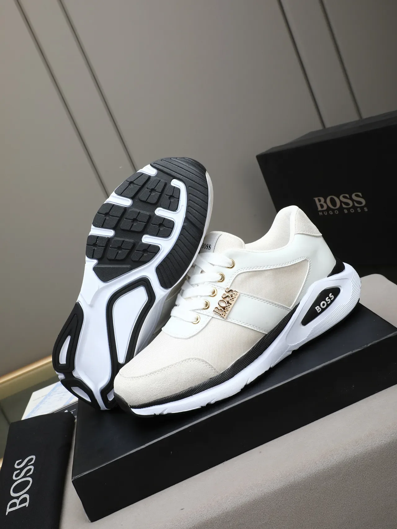 Hugo Boss Blanc Beige Tige En Maille Et Daim En Couches Œillets Métalliques Dorés Chaussures Lifestyle 4