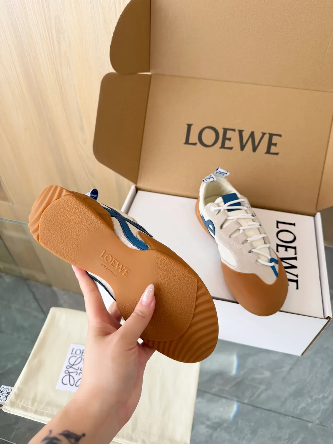 Loewe Flow Runner Tênis Lifestyle Off-White e Navy Anagram Strap 2