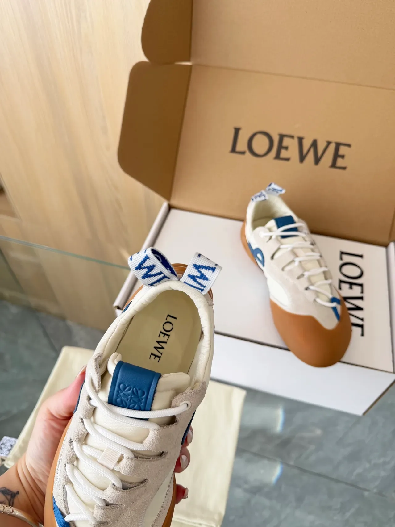 Loewe Flow Runner Tênis Lifestyle Off-White e Navy Anagram Strap 4