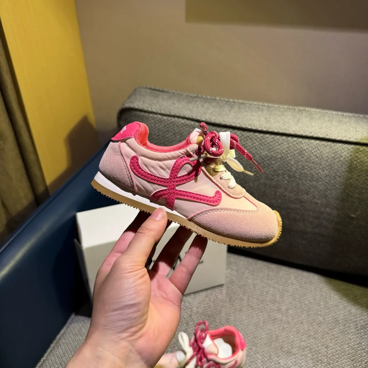 Loewe Flow Runner Chaussures lifestyle en daim rose beige 8