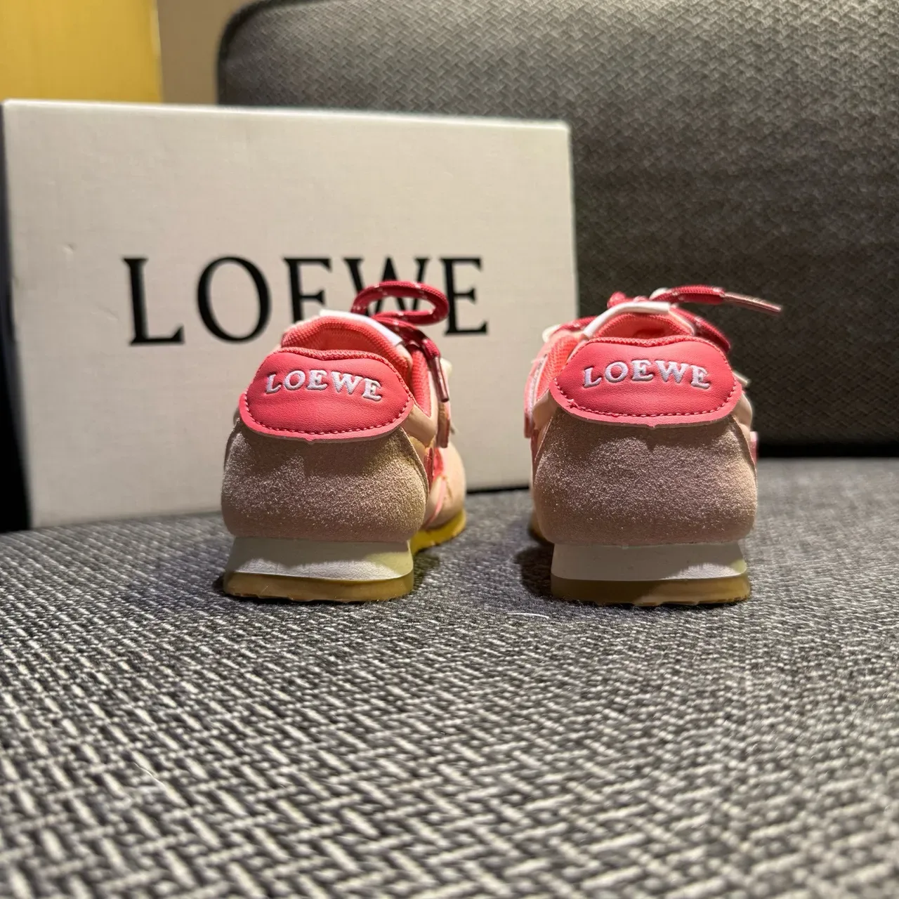Loewe Flow Runner Chaussures lifestyle en daim rose beige 9