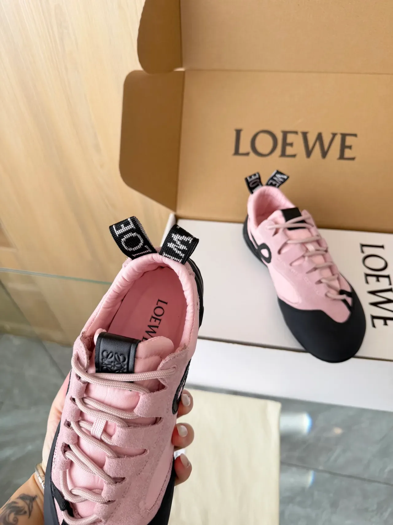 Loewe Flow Runner Chaussures Lifestyle en Daim Rose et Noir 4