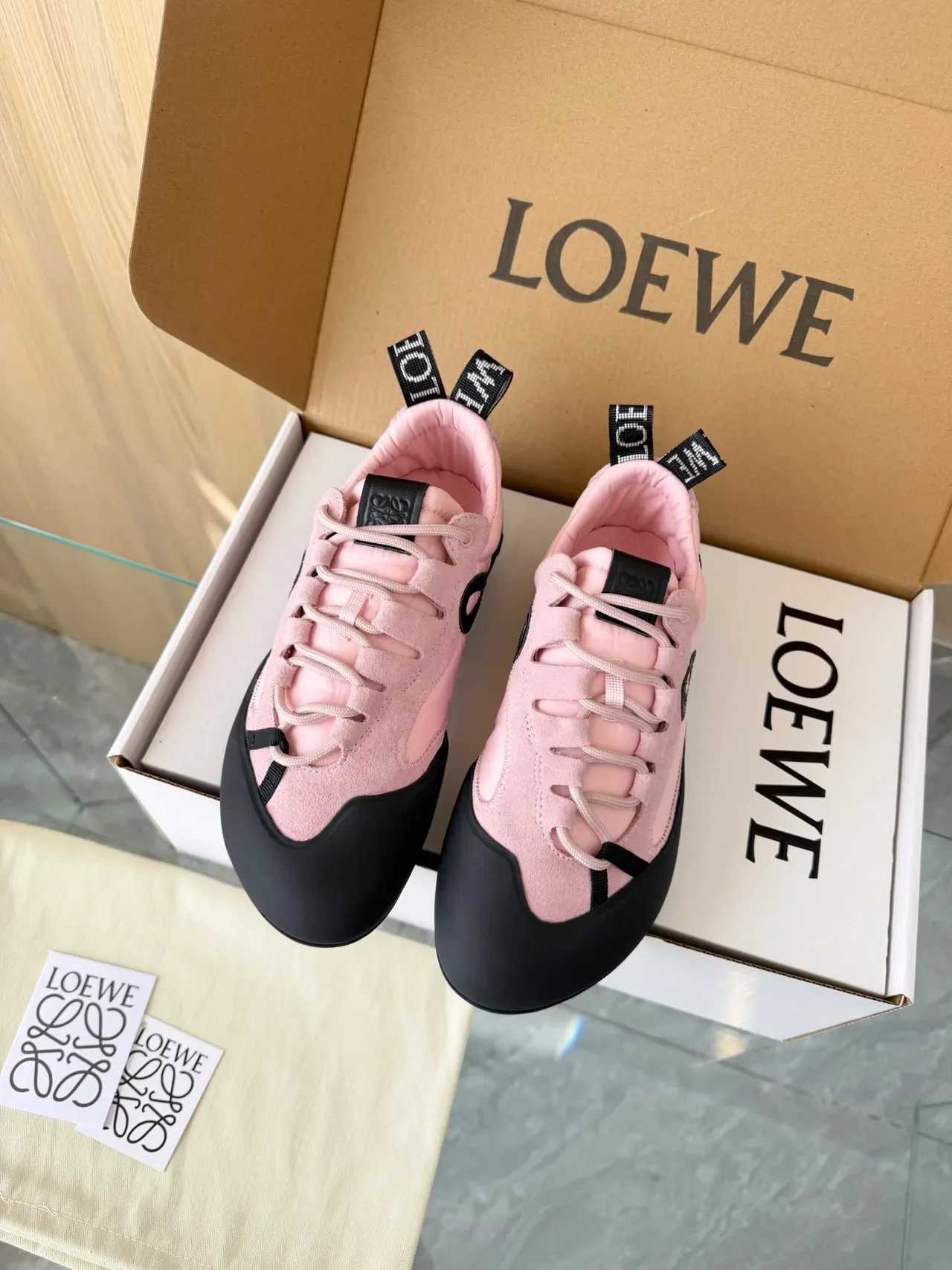 Loewe Flow Runner Chaussures Lifestyle en Daim Rose et Noir 6