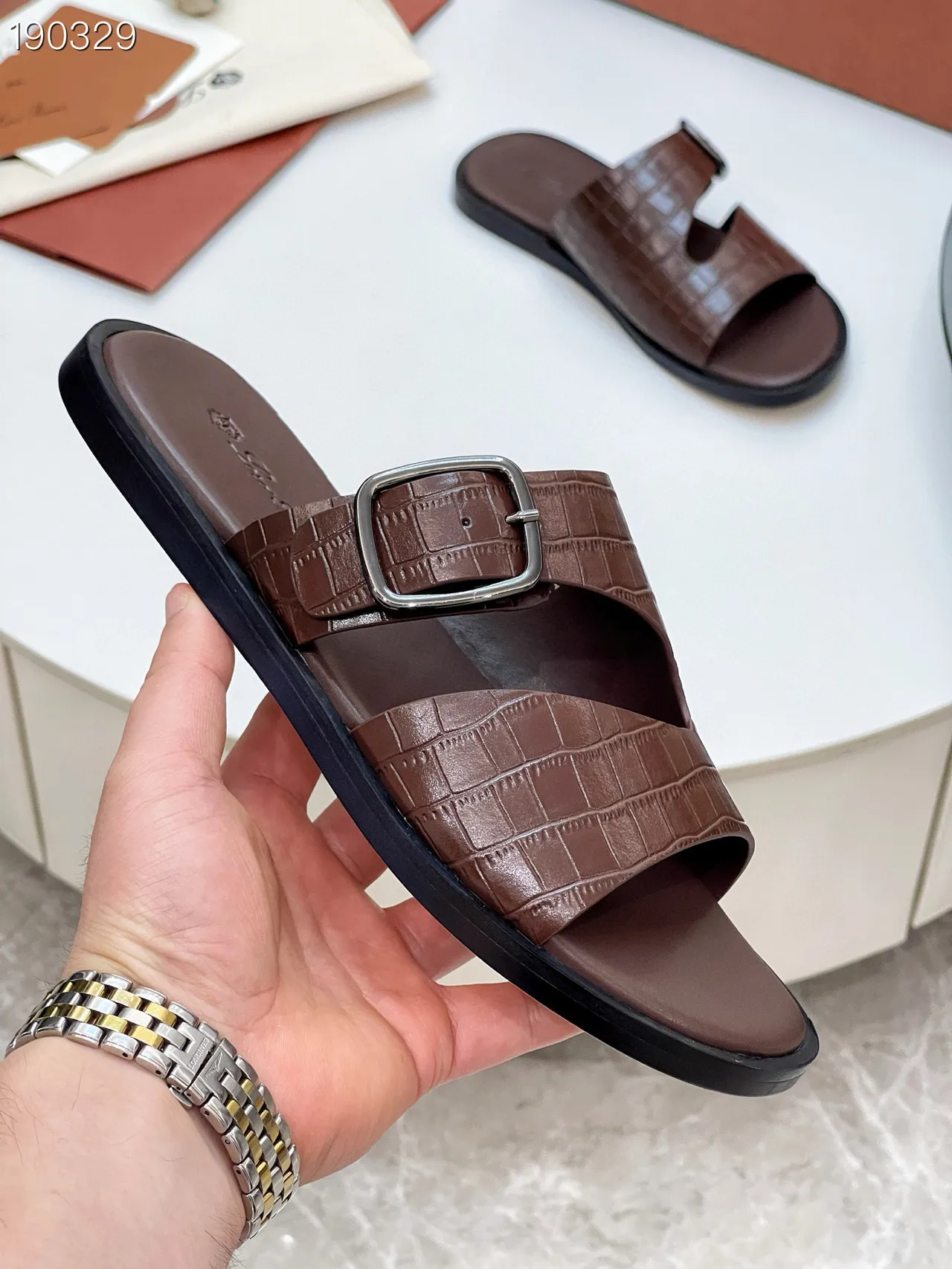Loro Piana Sandales casuales embossées crocodile double bride avec boucle 8