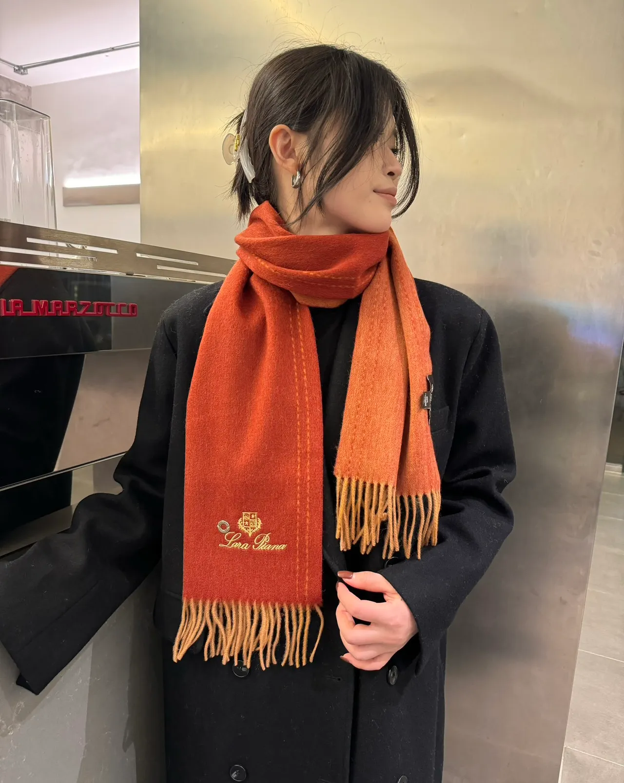 Loro Piana Crest brodé rouge rouille cachemire écharpe 3